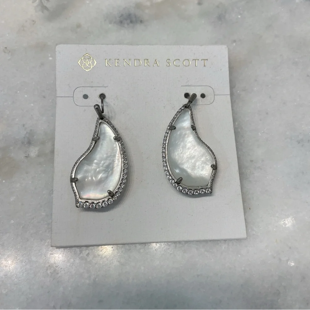 NWT Kendra Scott Tinley Drop Earrings